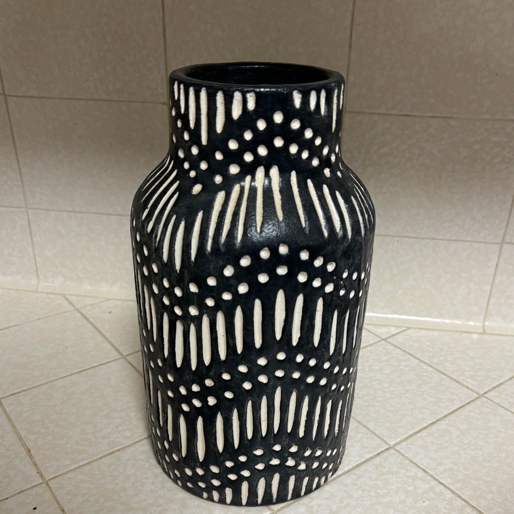 Textured ceramic vase - Picture 2 of 6